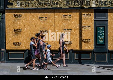 London, UK. 20th May, 2020. People walk past a closed pubin Whitehall - The 'lockdown' continues for the Coronavirus (Covid 19) outbreak in London. Credit: Guy Bell/Alamy Live News Stock Photo