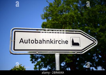Luckenwalde, Germany. 17th May, 2020. A sign with the inscription 'Autobahnkirche' shows the way to the Evangelical motorway and parish church of Duben. Credit: Soeren Stache/dpa-Zentralbild/ZB/dpa/Alamy Live News Stock Photo