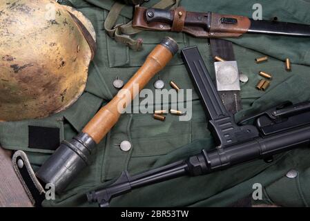 the ww2 german army field equipment with jacket, helmet and machine gun Stock Photo