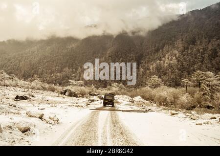 Mystic snow covered forest road leading through lush foliage, from Sonmarg To Gulmarg to Srinagar, Pahalgam, in Kashmir, Indian paradise. Magical Wint Stock Photo