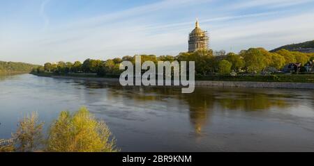 The Kanawha River flows by the state capital buidling in Charleston West Virginia Stock Photo