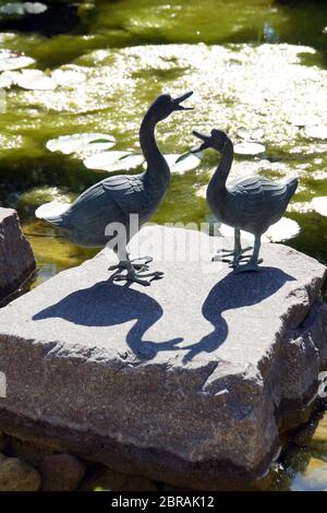 Dekoration mit zwei Enten am Gartenteich Stock Photo Alamy