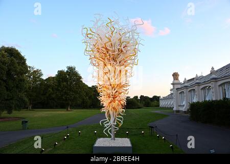 Seattle-based artist, Dale Chihuly, exhibited  his luminous and original glass artworks in one of London's most beautiful landscapes, Kew Gardens. See his creations light up the night in a mesmeric marriage of art, science, and nature.  Chihuly Nights presents a unique opportunity to stroll through Kew Gardens after the sun has set below London skyline while admiring the works of an iconic and in-demand artist.  Globally renowned for his dazzling coloured glass sculptures, Chihuly's work has been exhibited in hundreds of museums and galleries around the world. Stock Photo