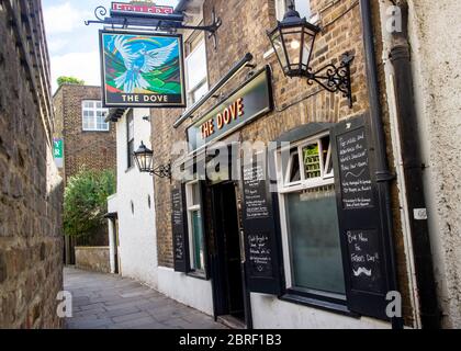 HAMMERSMITH, LONDON- The Dove. Famous riverside pub along the Thames path close to Hammersmith bridge. Stock Photo