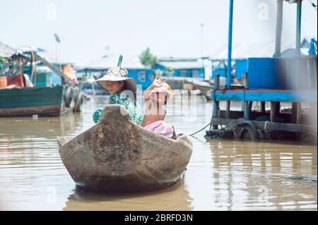 Smiling children on a riverboat at Kompong Luong floating Village. Krakor, Cambodia, Southeast Asia Stock Photo