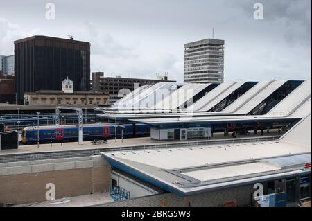 Train in First Great Western livery waiting at a platform in Reading Railway station, Berkshire, England. Stock Photo