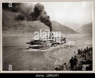 'Steaming into the Ye T'an' photogravure from the 'Grandeur of the Gorges' China, illustrated by Donald Mennie Stock Photo