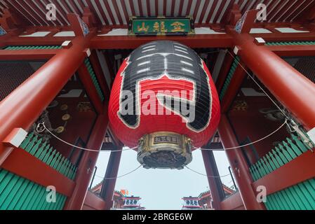 Kaminarimon gate with beautiful red japenese lantern chochin is the entrance to the Sensoji temple Stock Photo