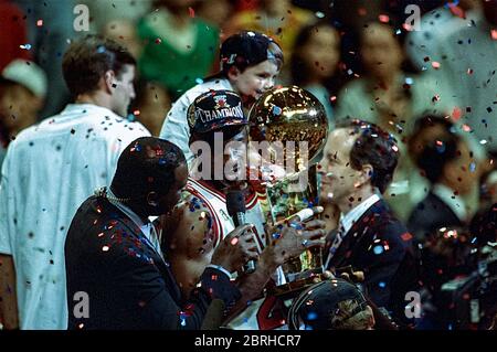 Michael Jordan and the Chicago Bulls defeat the Utah Jazz winning the 1997 NBA Finals is interviewed by Ahmad Rashad Stock Photo
