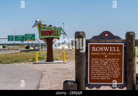 Roswell welcome sign and state historic marker on Highway 285  Roswell, New Mexico, USA Stock Photo