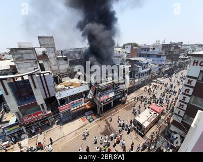 Prayagraj, Uttar Pradesh, India. 21st Apr, 2021. Prayagraj: Workers ...