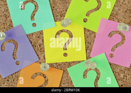 Post it notes with question mark on notice board - Concept of faq and finding information Stock Photo