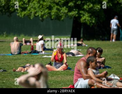 Kennington Park London Hot weather sunbathers a fun lovers     picture by Gavin Rodgers/ Pixel8000 Stock Photo