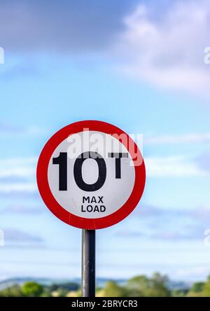 Round warning sign with a 10 ton maximum weight limit for road vehicles. Stock Photo