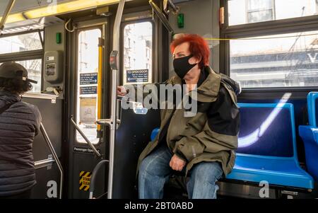 Masked passengers on the M20 bus in Chelsea in New York on Sunday, May 17, 2020. (© Richard B. Levine) Stock Photo