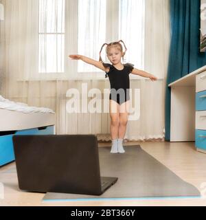 Figure 4 pose yoga hi-res stock photography and images - Alamy