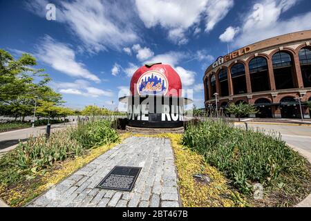 New York, N.Y/USA – 22nd May 2020: The Home Run Apple at Citi Field is quiet due to risks of COVID-19. Credit: Gordon Donovan/Alamy Live News Stock Photo