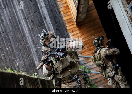 U.S. Army Green berets assigned to the 1st Battalion, 10th Special Forces Group approach a building, as part of Close Quarter Battle (CQB) training, May 5, 2020. Local missions are designed to maintain proficiency.  (U.S. Army photo by Staff Sgt. Thomas Mort) Stock Photo