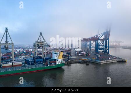 Burchardkai Terminal in the port of Hamburg on a foggy day Stock Photo