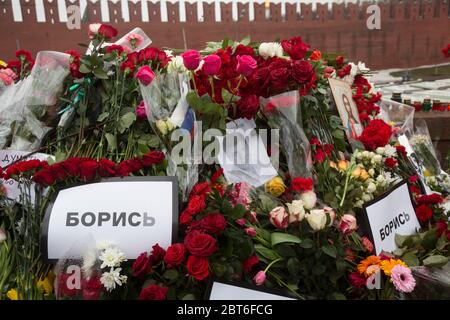 Moscow, Russia. 1st of March, 2015 Participants of the funeral procession carry flowers to the place of the murder in memory of opposition politician Boris Nemtsov, who was killed on the night of February 28, 2015 on the Bolshoy Moskvoretsky bridge in the center of Moscow, Russia Stock Photo