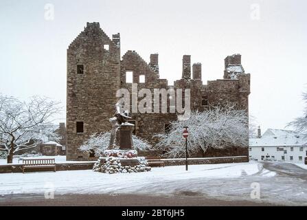 McLellans Castle and Statue in Snow Kirkcudbright, Galloway Stock Photo