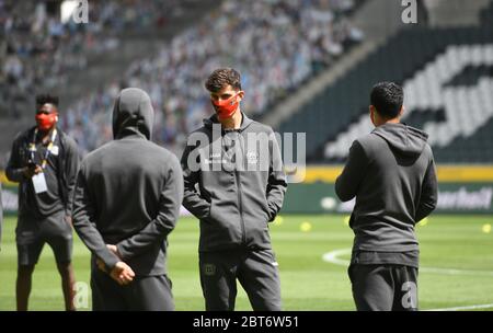 23 May 2020, North Rhine-Westphalia, Mönchengladbach: Bayer Leverkusen's Kai Havertz (C) stands at the pitch prior to the start of the German Bundesliga soccer match between Borussia Moenchengladbach and Bayer Leverkusen at Borussia-Park. Photo: Ina Fassbender/AFP-Pool/dpa - only for use in accordance with contractual agreement Stock Photo