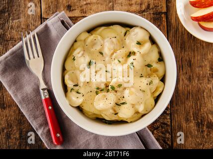 mac and cheese with herbs and sliced apples Stock Photo
