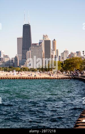 Iconic Chicago Skyline Featuring Marina City Buildings at Dusk Stock ...