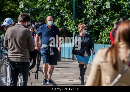 London, UK. 23rd May, 2020. Enjoying the sun in St James Park as the sun comes out again. The 'lockdown' continues for the Coronavirus (Covid 19) outbreak in London. Credit: Guy Bell/Alamy Live News Stock Photo