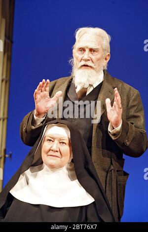 Patricia Routledge (Dame Laurentia McLachlan), Roy Dotrice (George Bernard Shaw) in THE BEST OF FRIENDS by Hugh Whitemore   at the Hampstead Theatre, London NW3  09/03/2006 design: Simon Higlett directed by James Roose-Evans Stock Photo