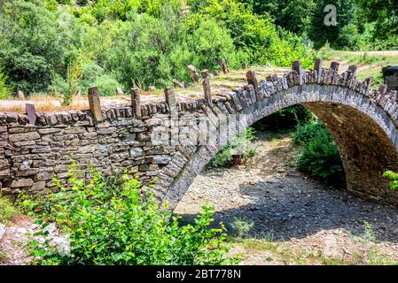 Stone bridge of Kontodimos or Lazaridis, in Zagori region, Epirus, Greece. Stock Photo