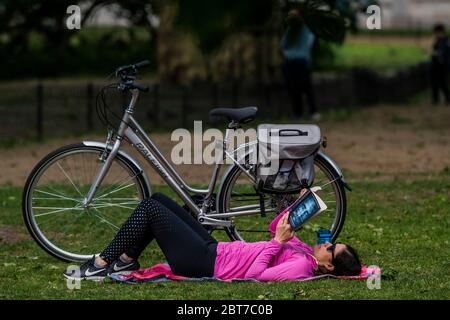 London, UK. 23rd May, 2020. Enjoying the sun in St James Park as the sun comes out again. The 'lockdown' continues for the Coronavirus (Covid 19) outbreak in London. Credit: Guy Bell/Alamy Live News Stock Photo