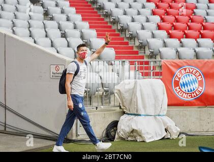 Munich, Deutschland. 23rd May, 2020. firo, soccer: 23.05.2020 1.Bundesliga, season 19/20 2019/2020 27th matchday: FC BAYERN MUNCHEN - EINTRACHT FRANKFURT Robert LEWANDOWSKI, whole figure, gesture | usage worldwide Credit: dpa/Alamy Live News Stock Photo