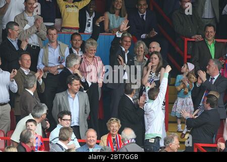 LONDON, UK. MAY 04:  Crystal Palace owner Simon Jordan receives the applause of the crowd after seeing his team reach the play offs during Coca Cola C Stock Photo