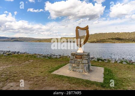 The harp memorial to the Irish who worked on the Snowy Mountains Scheme at Lake Jindabyne Stock Photo