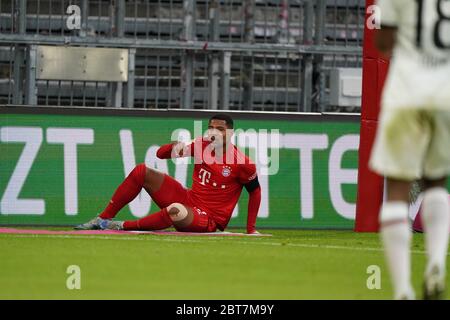 Munich, Deutschland. 23rd May, 2020. firo, football: 23.05.2020 1.Bundesliga, season 19/20 2019/2020 27. matchday: FC BAYERN MUNCHEN - EINTRACHT FRANKFURT Serge GNABRY, at ground | usage worldwide Credit: dpa/Alamy Live News Stock Photo