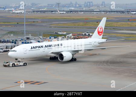 Japan Airlines Boeing 777 JA701J being pushed back at Tokyo Haneda International Airport (HND). Aircraft 777-200 of Japanese airline know as JAL. Stock Photo
