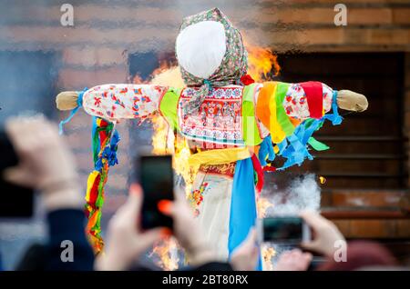 Burning effigies straw Maslenitsa in fire on traditional slavic national holiday Shrovetide. Stock Photo