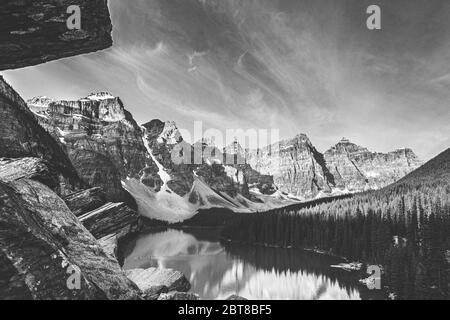 Wonderful Vivid nature scenery. Fantastic views of the turquoise alpine lake, Trees and majestic mountains, under sunlight. Amazing nature mountain la Stock Photo