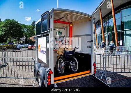 Rijswijk, Netherlands. 23rd May, 2020. Mr. Van Vliet (94 years old) who lives in Laagvoorde (residential care center) speaks to his daughter behind the glass in a horse trailer because the care homes are not yet allowed to receive visitors due to the coronavirus crisis. Credit: SOPA Images Limited/Alamy Live News Stock Photo