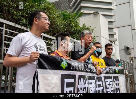 May 24, 2020, Hong Kong, Hong Kong, China: With this years June 4th event banned, people participate in a 10km run to commemorate the 31st anniversary of the 1989 Democratic Movement in China that ended with the Tiananmen Square incident. The run takes in sites of importance to the fight for democracy in Hong Kong.LEE CHEUK-YAN (c), former legislator and one of the arrested 'Democracy 15'', speaks outside the Liaison Office of the Central People's Government in Hong Kong SAR, Sai Yin Pun. Fellow 'Democracy 15'' arrestee, Richard Tsoi joins him (Credit Image: © Jayne Russell/ZUMA Wire) Stock Photo