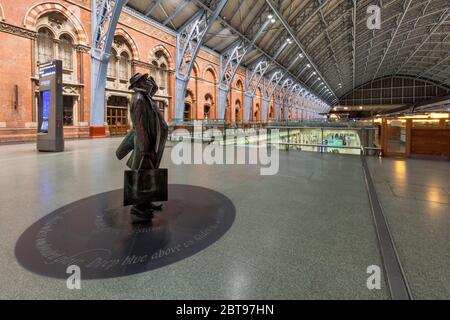16/01/2019 London St Pancras station Statue of Sir John Betjeman, credited with saving the station from demolition