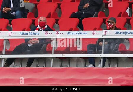 Munich, Deutschland. 23rd May, 2020. firo, football: 23.05.2020 1.Bundesliga, season 19/20 2019/2020 27th matchday: FC BAYERN MUNCHEN - EINTRACHT FRANKFURT 5: 2 with face mask on the tribune Uli HOENESS (former FCB President), Franz BECKENBAUER (ex FCB President, captain of honor FCB) | usage worldwide Credit: dpa/Alamy Live News Stock Photo