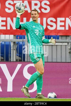 Munich, Deutschland. 23rd May, 2020. firo, soccer: 23.05.2020 1.Bundesliga, season 19/20 2019/2020 27. matchday: FC BAYERN MUNCHEN - EINTRACHT FRANKFURT 5: 2 Manuel Neuer, gesture | usage worldwide Credit: dpa/Alamy Live News Stock Photo