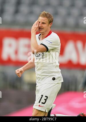 Munich, Deutschland. 23rd May, 2020. firo, football: 23.05.2020 1.Bundesliga, season 19/20 2019/2020 27th matchday: FC BAYERN MUNCHEN - EINTRACHT FRANKFURT 5: 2 Martin HINTEREGGER, gesture | usage worldwide Credit: dpa/Alamy Live News Stock Photo