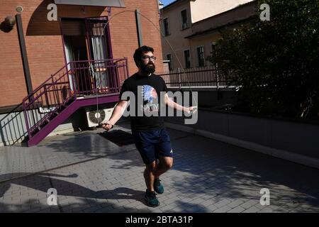 Turin, Italy - 01 April, 2020: A man jumps the rope on the terrace of his apartment. The Italian government imposed unprecedented restrictions to halt the spread of COVID-19 coronavirus outbreak, among other measures people movements are allowed only for work, for buying essential goods and for health reasons. Physical activity is allowed only near your house. Credit: Nicolò Campo/Alamy Live News Stock Photo