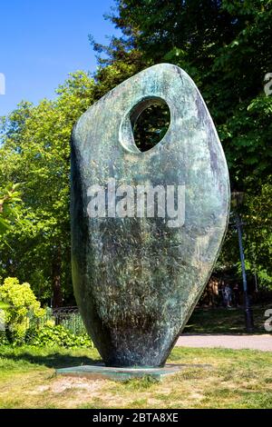'Single Form' sculpture by British artist Barbara Hepworth in Battersea Park, Wandsworth, London, UK Stock Photo