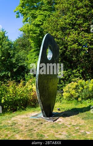 'Single Form' sculpture by British artist Barbara Hepworth in Battersea Park, Wandsworth, London, UK Stock Photo