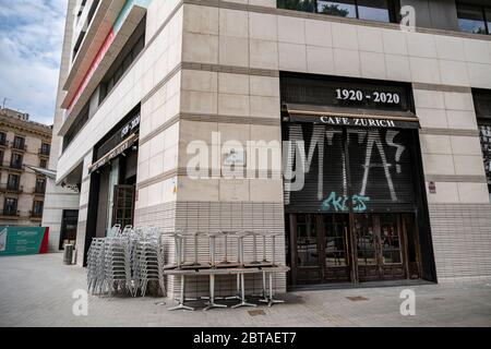 Barcelona, Spain. 24th May, 2020. View of a closed Cafe Zurich due to the contagion of the Covid-19 with just a few hours left to enter Phase 1.A few hours after entering Phase 1, Barcelona continues with the terraces of bars and restaurants closed to the public. Credit: SOPA Images Limited/Alamy Live News Stock Photo