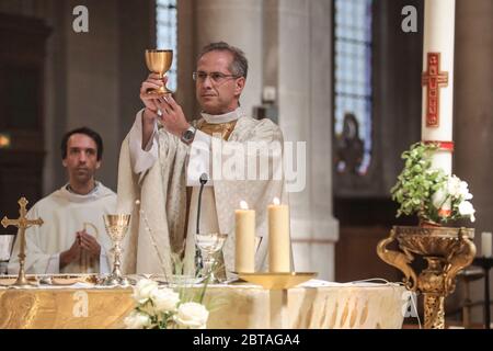 FIRST MASS AFTER THE DECONFINEMENT NOTRE-DAME-DES CHAMPS CHURCH, PARIS Stock Photo